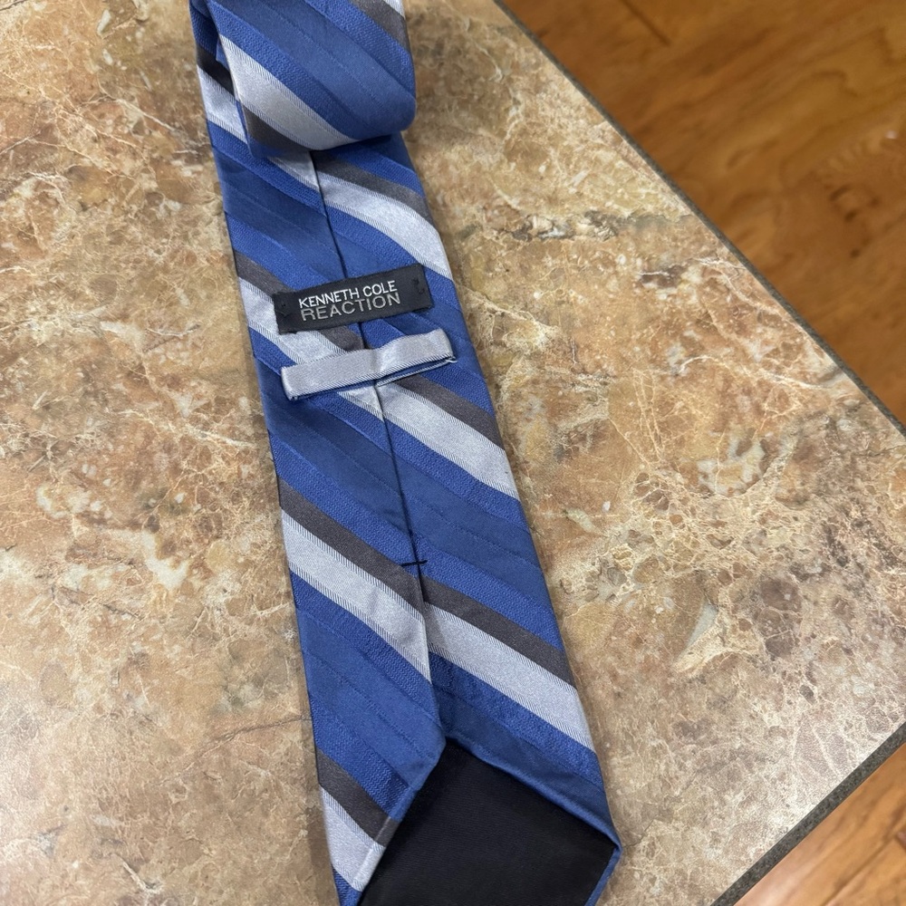 Kenneth Cole Reaction Silk Tie Blue Gray Grey Striped Office Business Casual - Picture 2 of 3